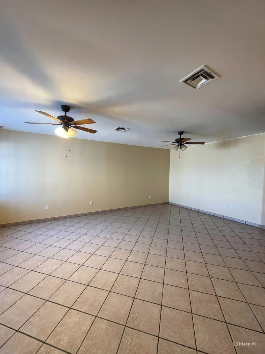 Casa en venta en Jardines del Lago con terreno muy amplio en Mexicali, B.C.