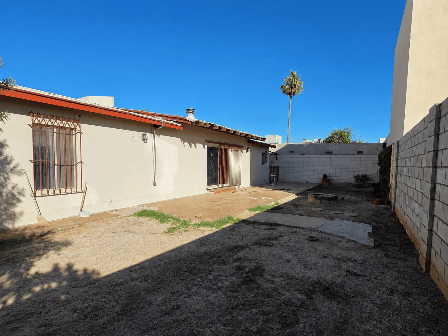 Casa en venta en Jardines del Lago con terreno muy amplio en Mexicali, B.C.