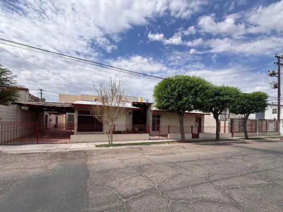Casa en venta en Jardines del Lago con terreno muy amplio en Mexicali, B.C.